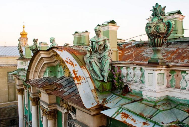 "Урны" на крыше Зимнего дворца, рядом с колонной Монферрана.